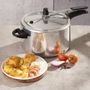 L24806-OLLA-PRESION-ESENCIAL-CI-8L-V2---02-imagenAmbientada