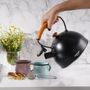L60813-TETERA-BLACK-2.3L---02imagenAmbientada